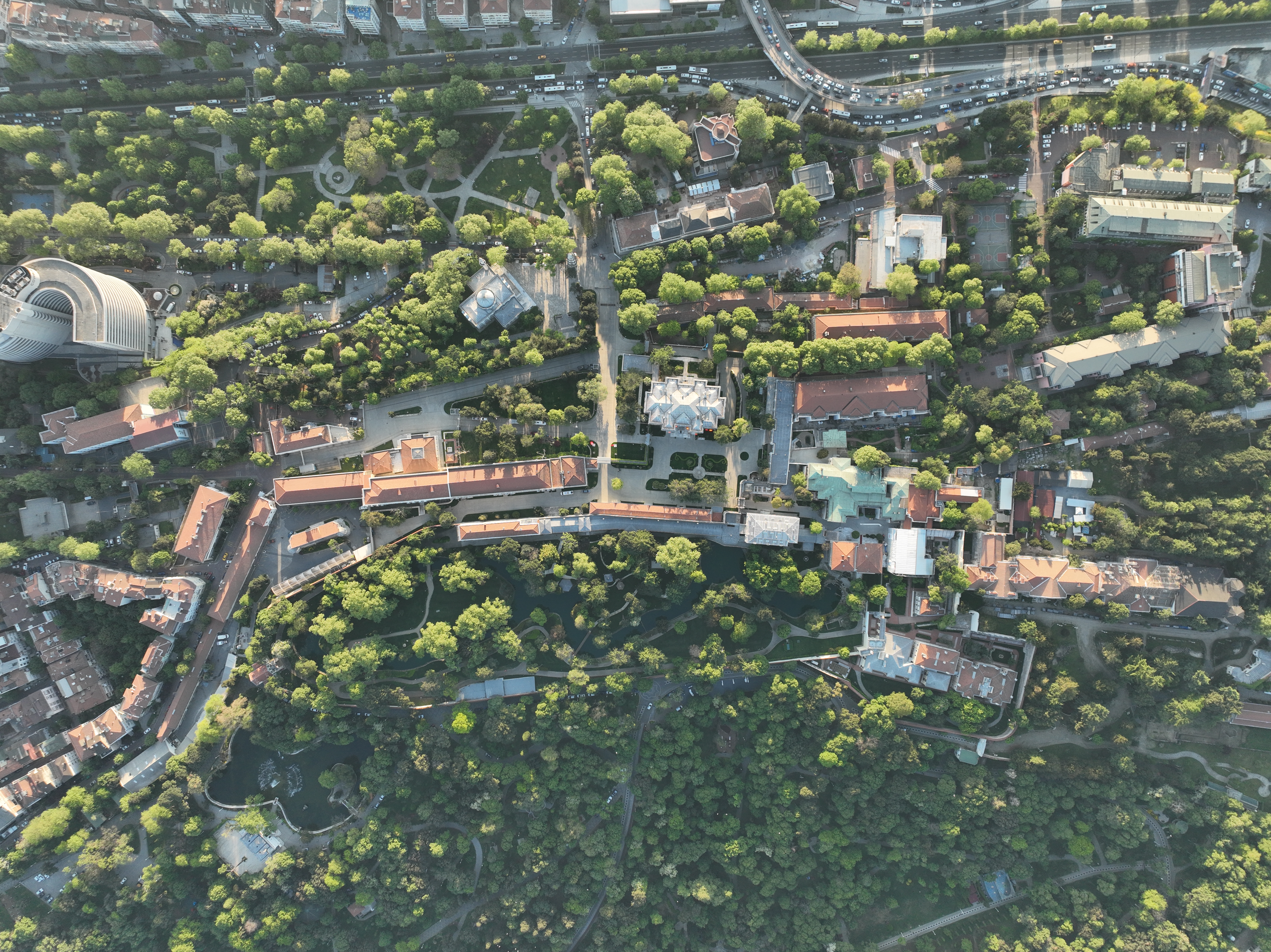Historisch paviljoen in het beboste Yıldızpaleiscomplex